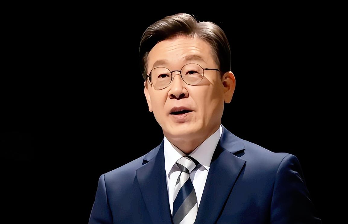 李在明可能是韩国最厉害的总统之一了，因为他干了前几任总统都不敢干的事。
   