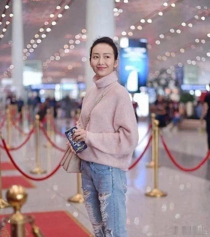 王鸥的身材保持得相当完美，完全展现出她的魅力。时尚界的她依然是一道亮丽风景，备受