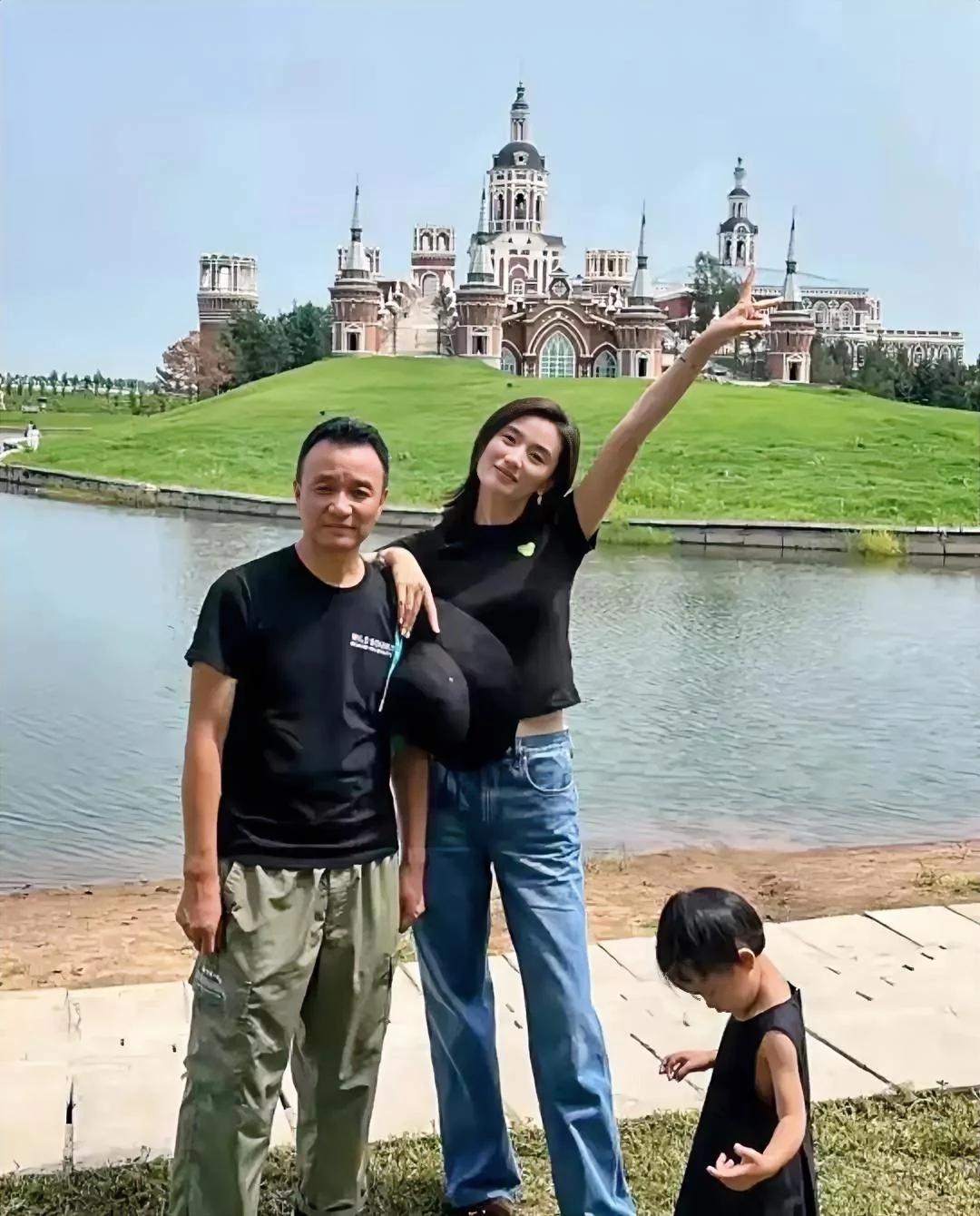 海哈金喜在李亚鹏欠了那么多钱的情况下，还照样过着高标准的生活，带着父亲和女儿到处