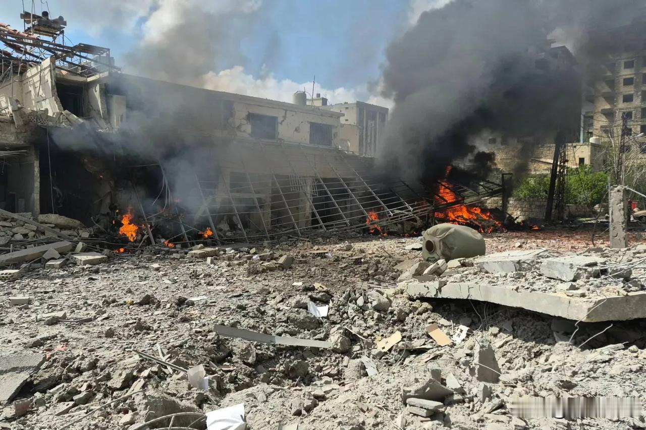 据媒体报道，以色列还在轰炸黎巴嫩南部，纳巴提耶一处医院附近又挨了炸，至少1人死亡