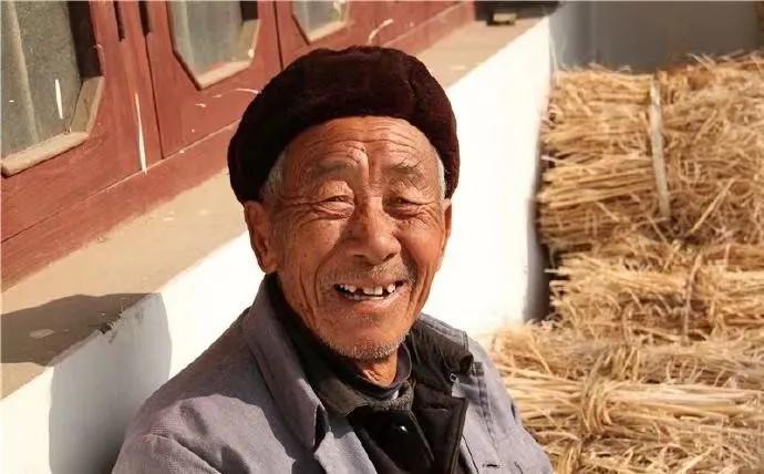 老爸八十二岁了，我给他教会了电脑，教会了智能手机，老爸用的手机不是老哥买的就是我