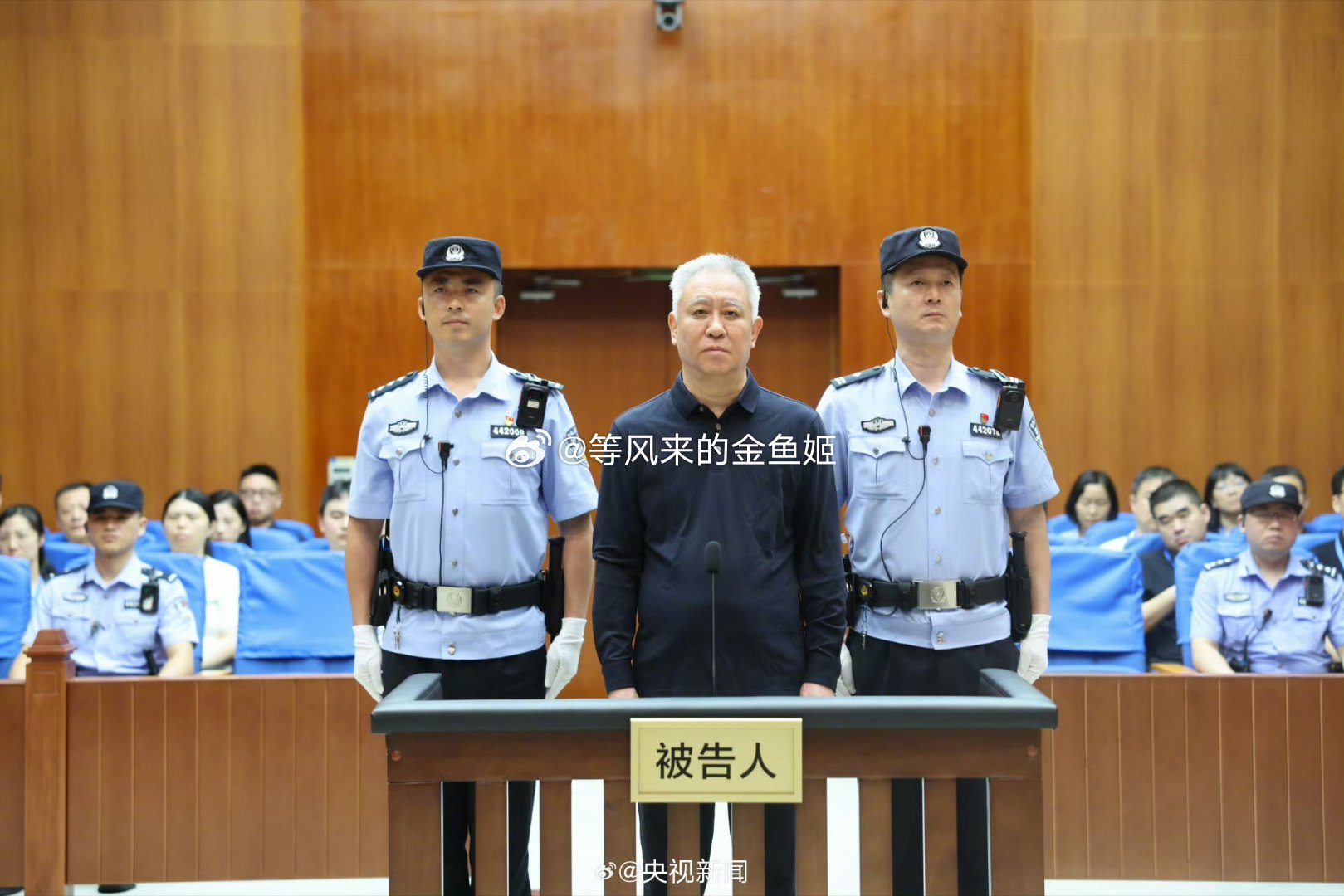 许家印一审被判无期恒大集团被罚88.2亿元恒大坑了全国多少家庭？不吐钱老婆儿子跑