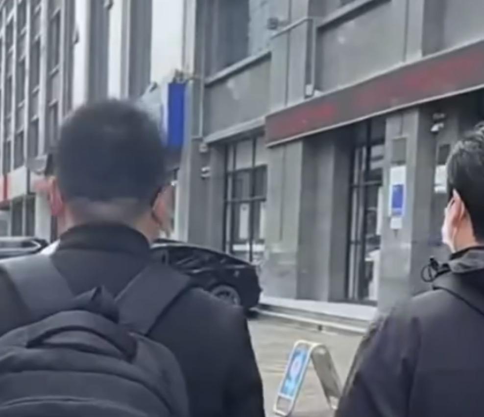 这起事件真的是离谱到没边了！
当事人张先生和白先生，应聘某发银行咸阳分行的销售代