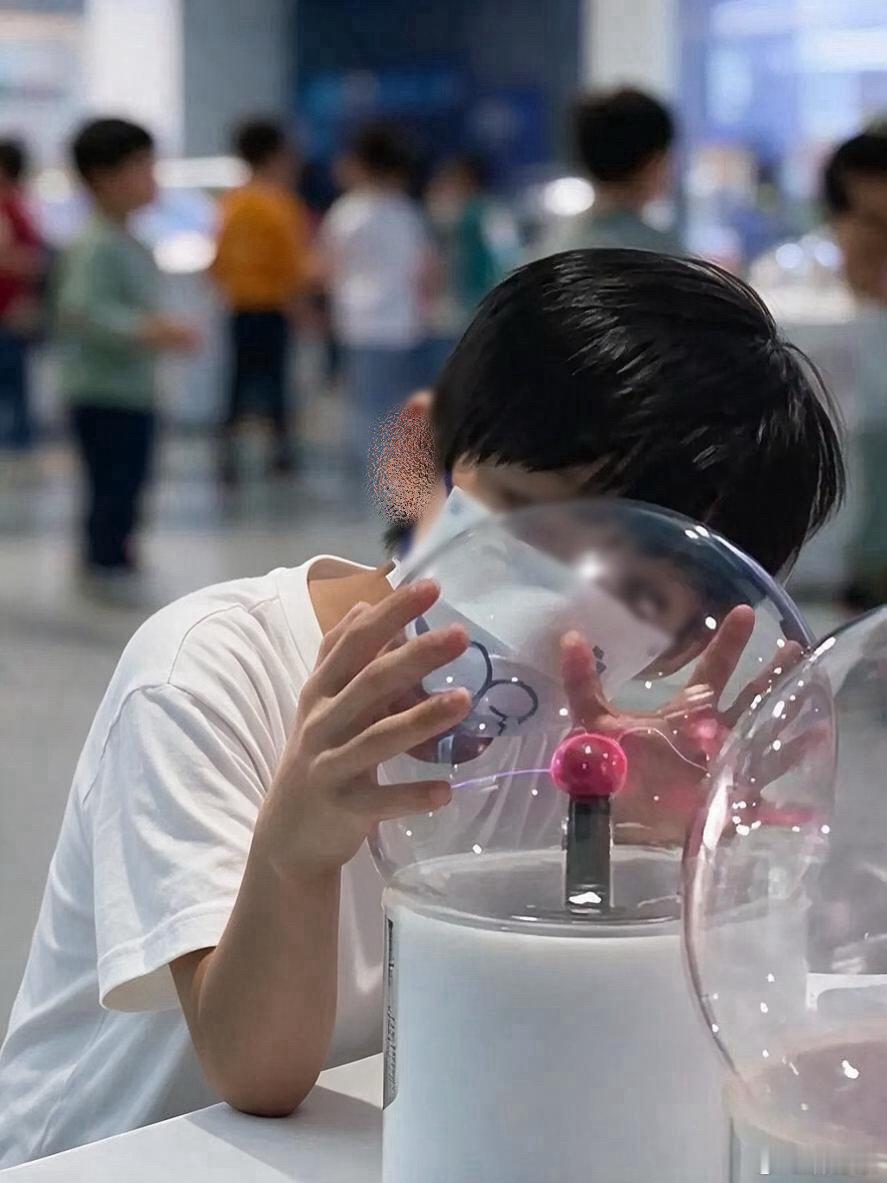 他喵的，确实有点像我生的。谣言版本太多了，解释是无用功。气得我连夜再亲自生两个。