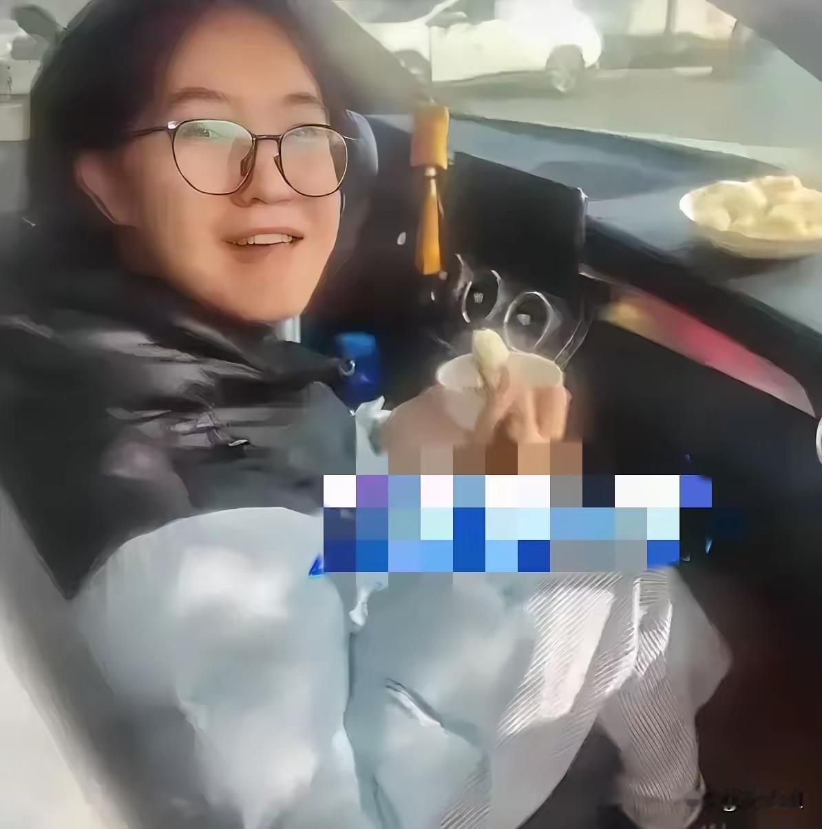 父爱无声！
女儿外地求学，感冒发烧，就想吃家中的水饺，一个电话打给了爸爸，这位老