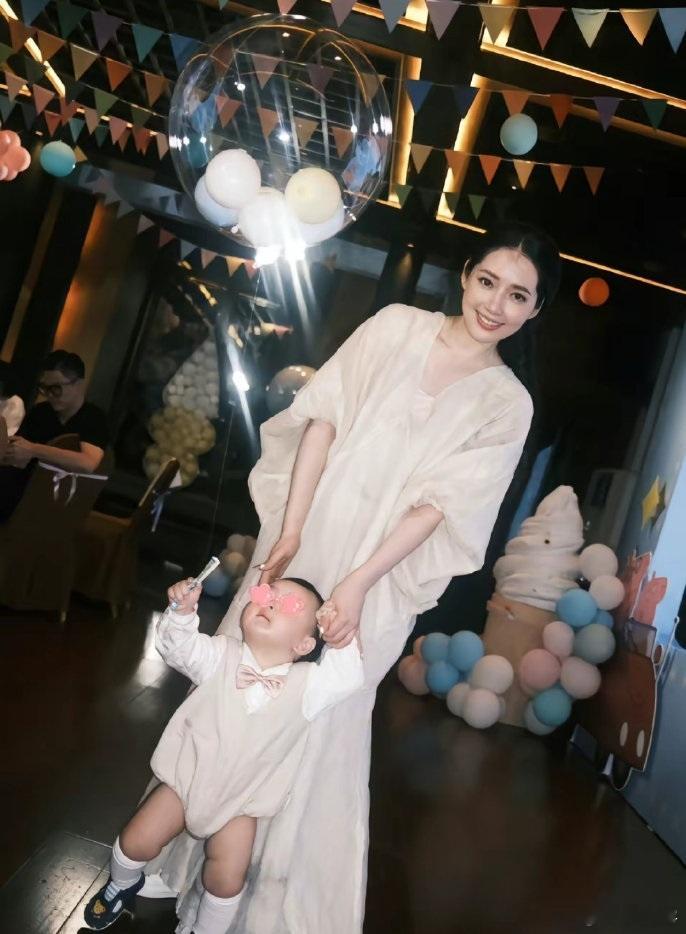 #向佐女儿跟郭碧婷说你老公找你# 看综艺被向佐家女儿萌化了！这小家伙也太会了，这