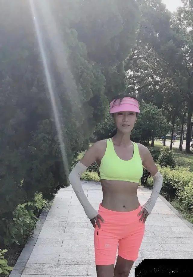 65岁米雪晒健身照，腹部平坦马甲线吸睛，背肌完美不输年轻女星，全身上下零赘肉，这