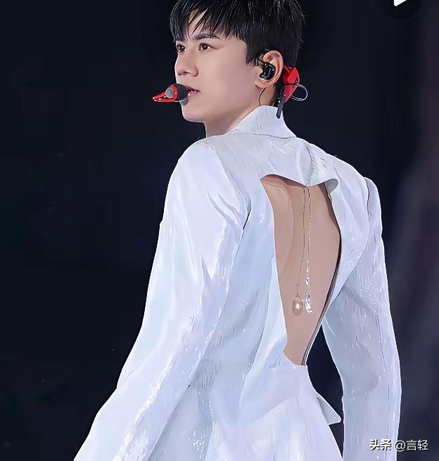 这么多人喷张杰，不是没有原因的。
这演唱会上的服装简直是一言难尽，西装就西装呗，