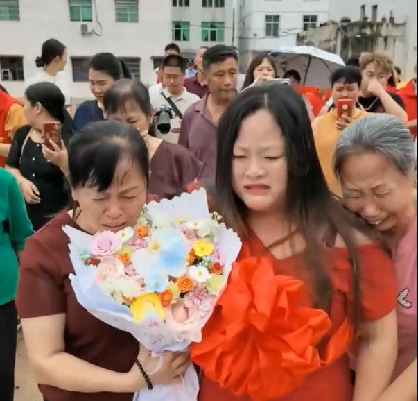 "太心酸了！"广东揭阳，一名9岁小姑娘在小伙伴家里玩耍，不小心弄坏一瓶沐浴露，她