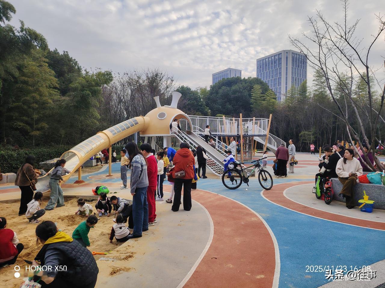 《浔南花谷公园》儿童游乐场