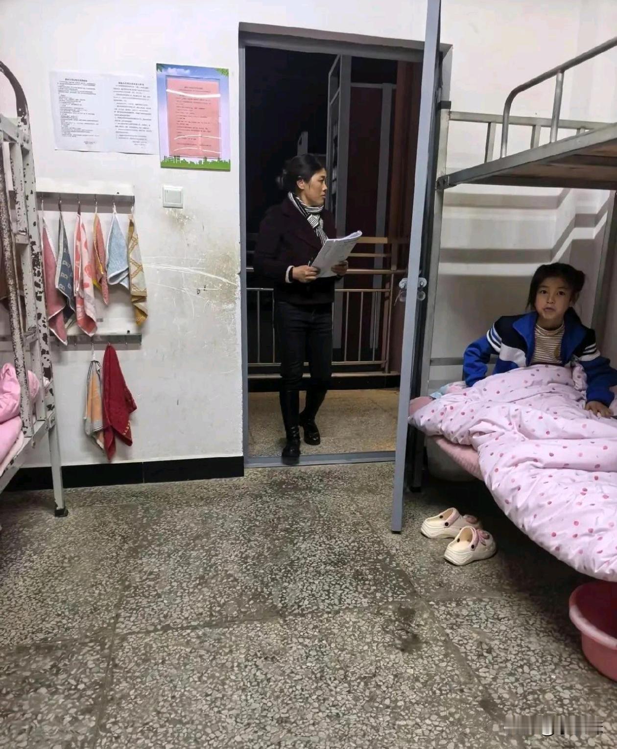 这么小的孩子，住校，哎看着可怜，但是也锻炼了孩子的独立自主能力