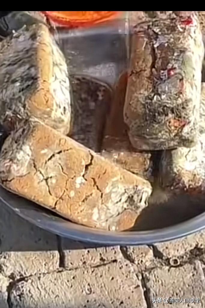 东北的大酱不看不知道，一看吓一跳，都霉成那样了还能吃吗？

网友说东北的朋友命真