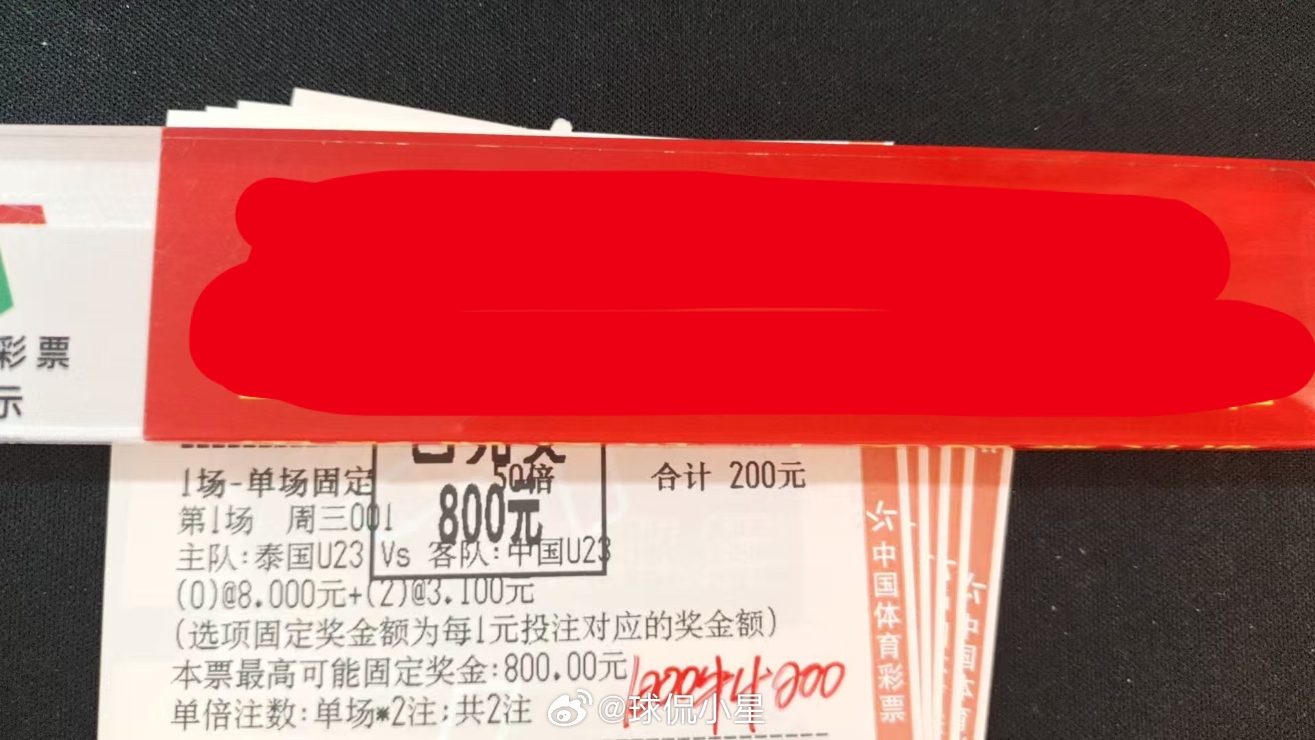 即使是一粒微尘，也能在阳光下翩翩起舞；即使是一滴露珠，也能折射出整个天空的璀璨。