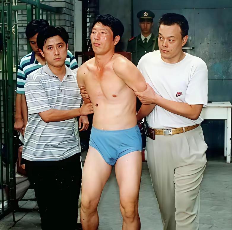 1997年，“悍匪”白宝山被抓捕时，无比狼狈，光秃秃的上身，只穿了一件蓝色内裤，