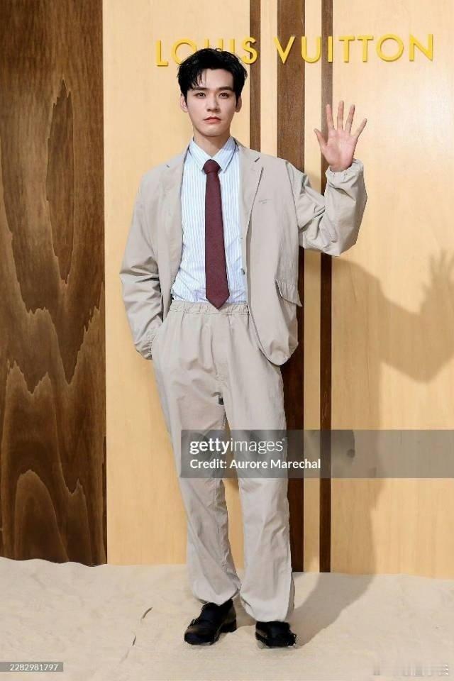 巴黎时装周男星g社生图 今天是不用修图的一天！G社生图下的王嘉尔、朱一龙、龚俊、