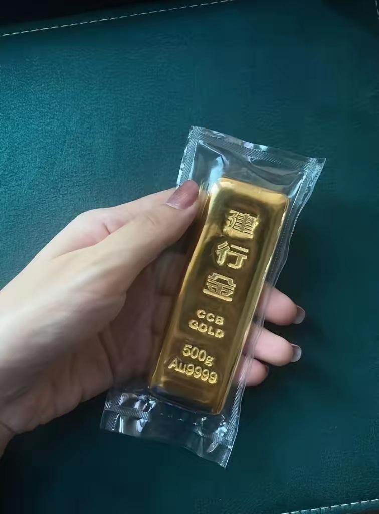 昨天买黄金的人，
今天估计脸都要笑烂了吧，
昨天金价950一克，今天开盘直接飙升