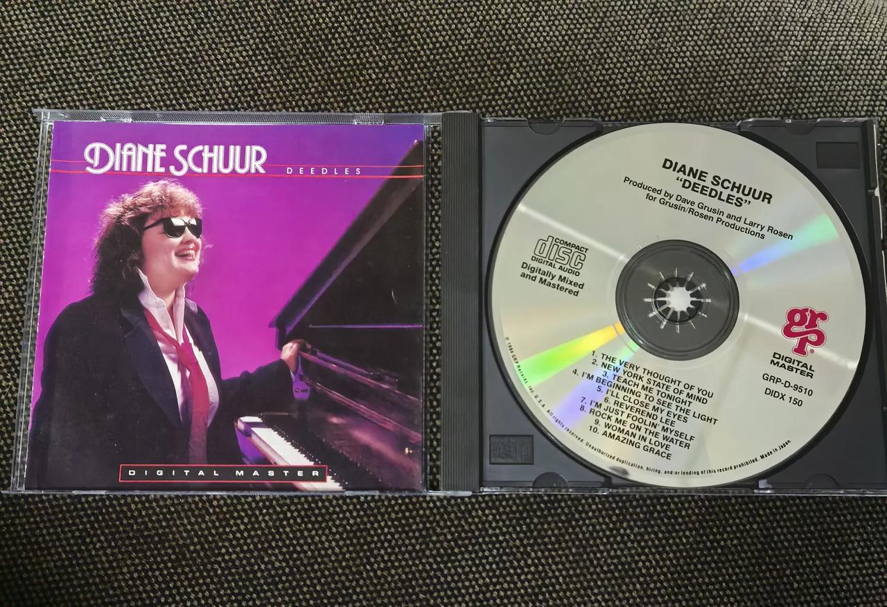 我买过听过不少美国视障爵士乐女歌手Diane Schuur的专辑，这张Deedl