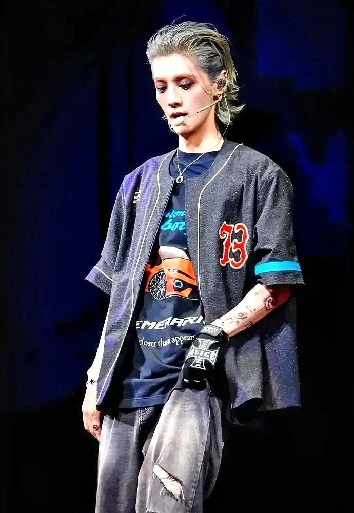 邓超唱着鹿晗的歌，哭了。

这兄弟情，真不是演的。

五哈第五季，鹿晗因为账号问