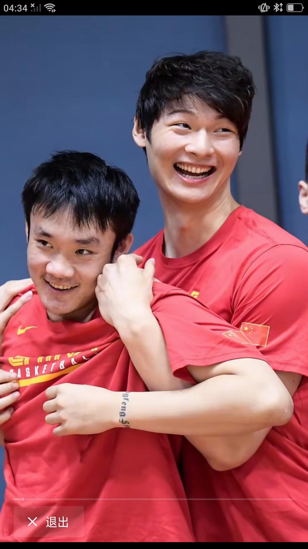 【他们曾经是对手也是国家队队友，丁彦雨航宣布退役好友王哲林送去祝福。】上海久事球