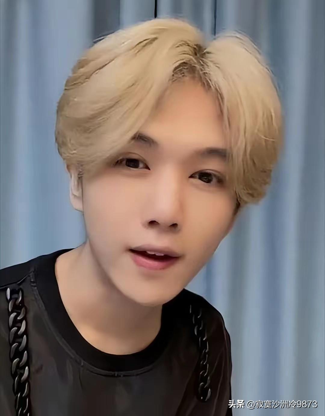 因长相与鹿晗极为相似，凭借模仿鹿晗而声名远扬的鹿哈，在这个特殊时间“塌房”了！