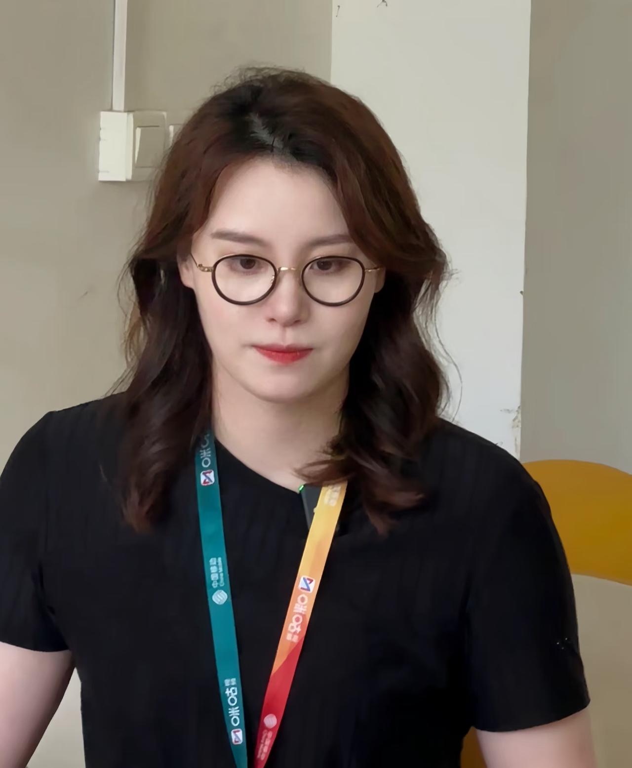 张家齐想不到，
傅园慧更想不到，
由于张家齐妈妈各种“神”操作，傅园慧的父母竟然