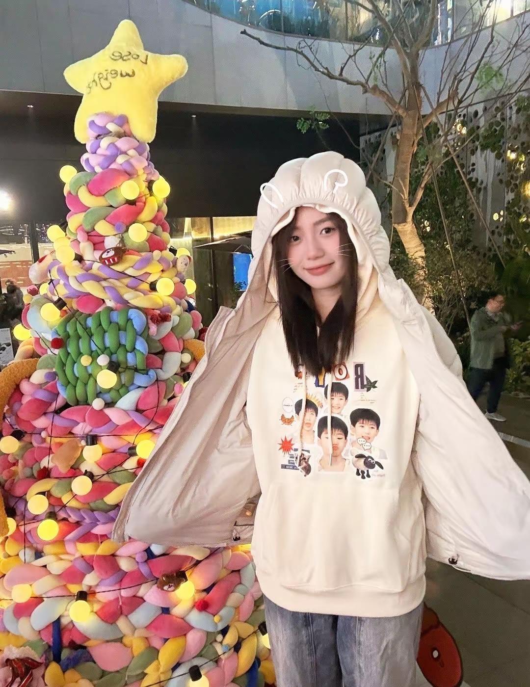 去演唱会想不出穿什么 我就把小源源印在衣服上 直接萌晕所有人