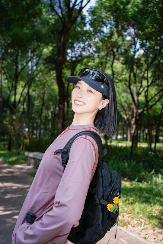 户外女孩不语 只是一味默默要链接