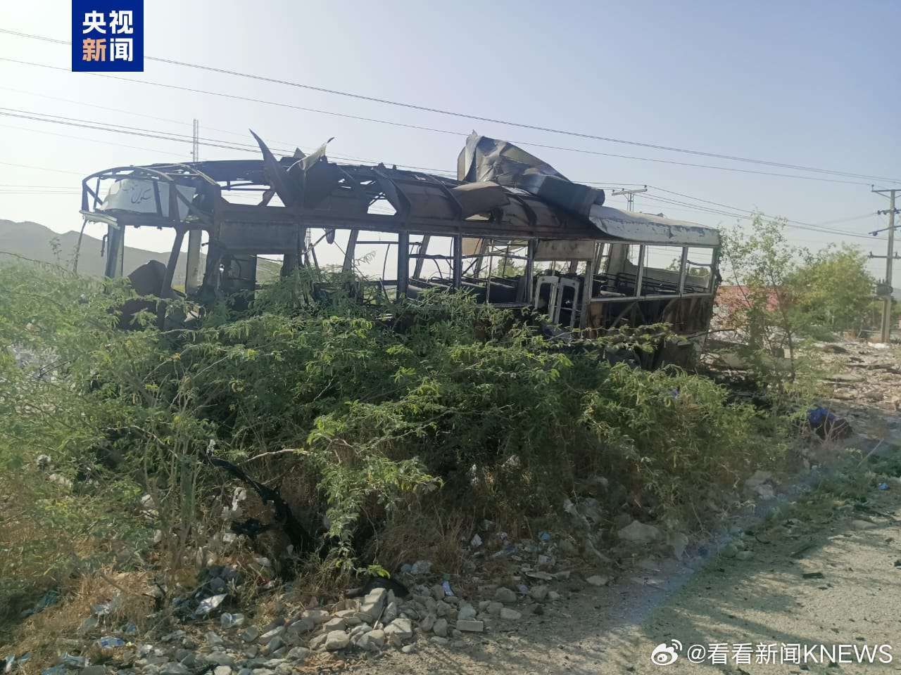 【#巴基斯坦一校车爆炸5死38伤#】5月21日，巴基斯坦俾路支省胡兹达尔地区一辆