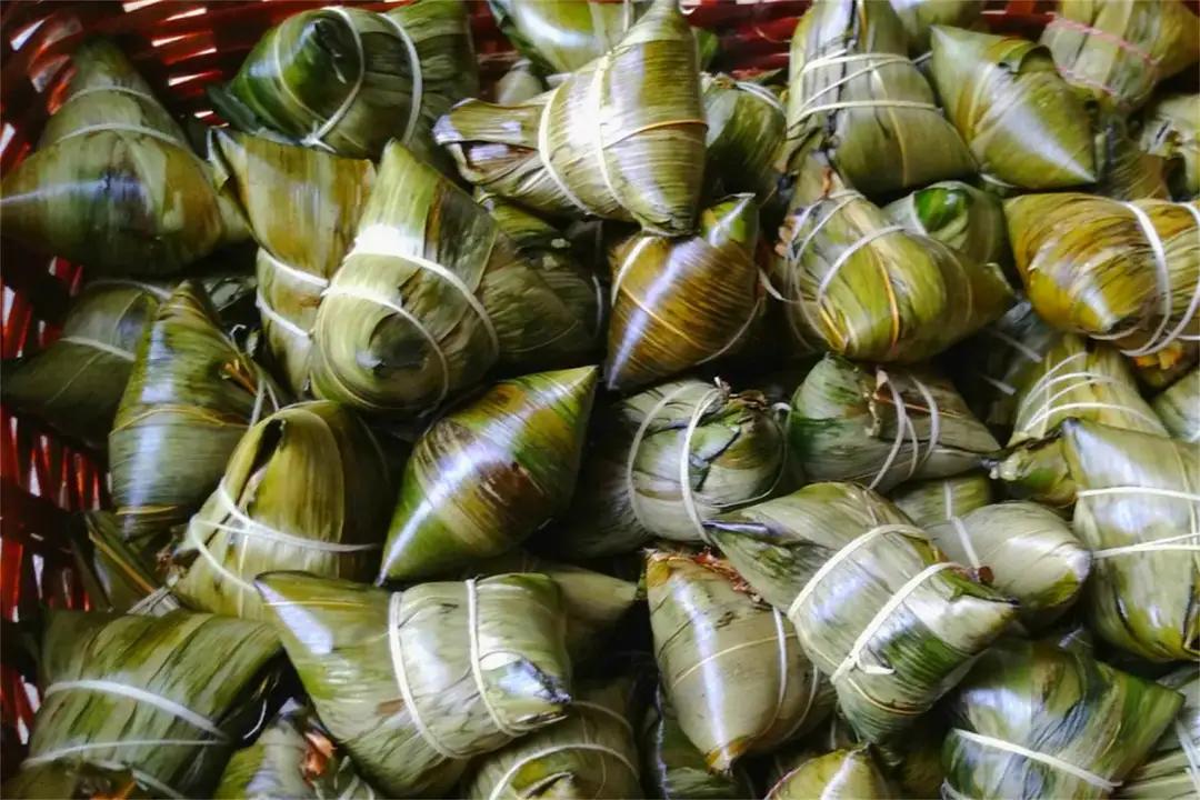 《端午买粽子》
端午时节吃粽子已成为中华民族传统风俗，但许多市民不会包粽子，只好