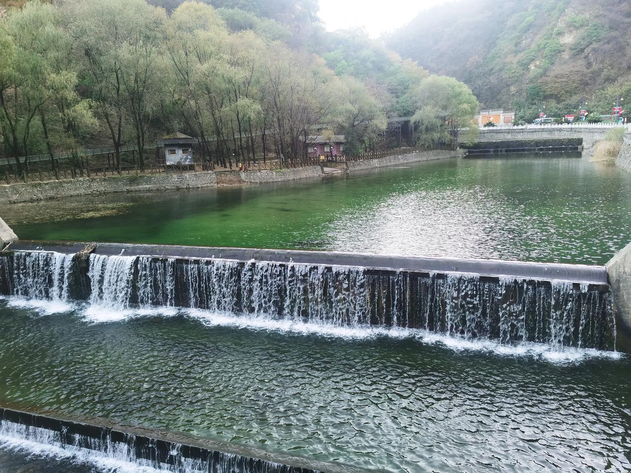 初冬的汤峪河
汤峪河在汤峪镇这段由南向北缓缓流淌。遇见滚水坝的阻挡，水积淀的清澈