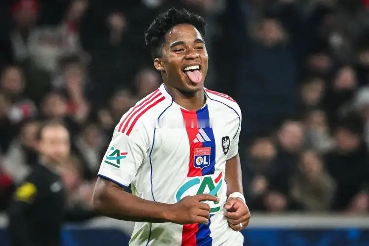 历史再度重演？皇马9号恩德里克又一次迎来重大抉择，继续留队很难捞到比赛机会。最近