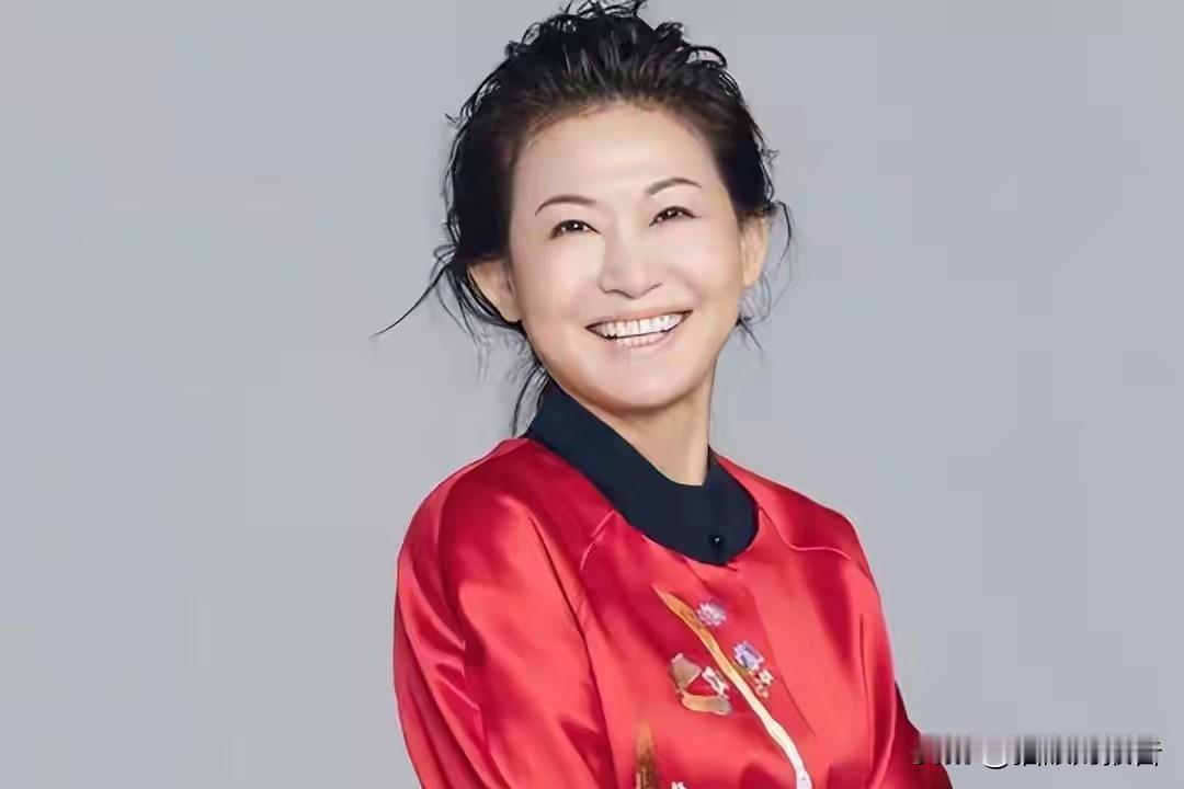 15块钱的成本，转手卖到5000。无数姐妹一边喊剁手，一边往脸上抹。

背后藏着