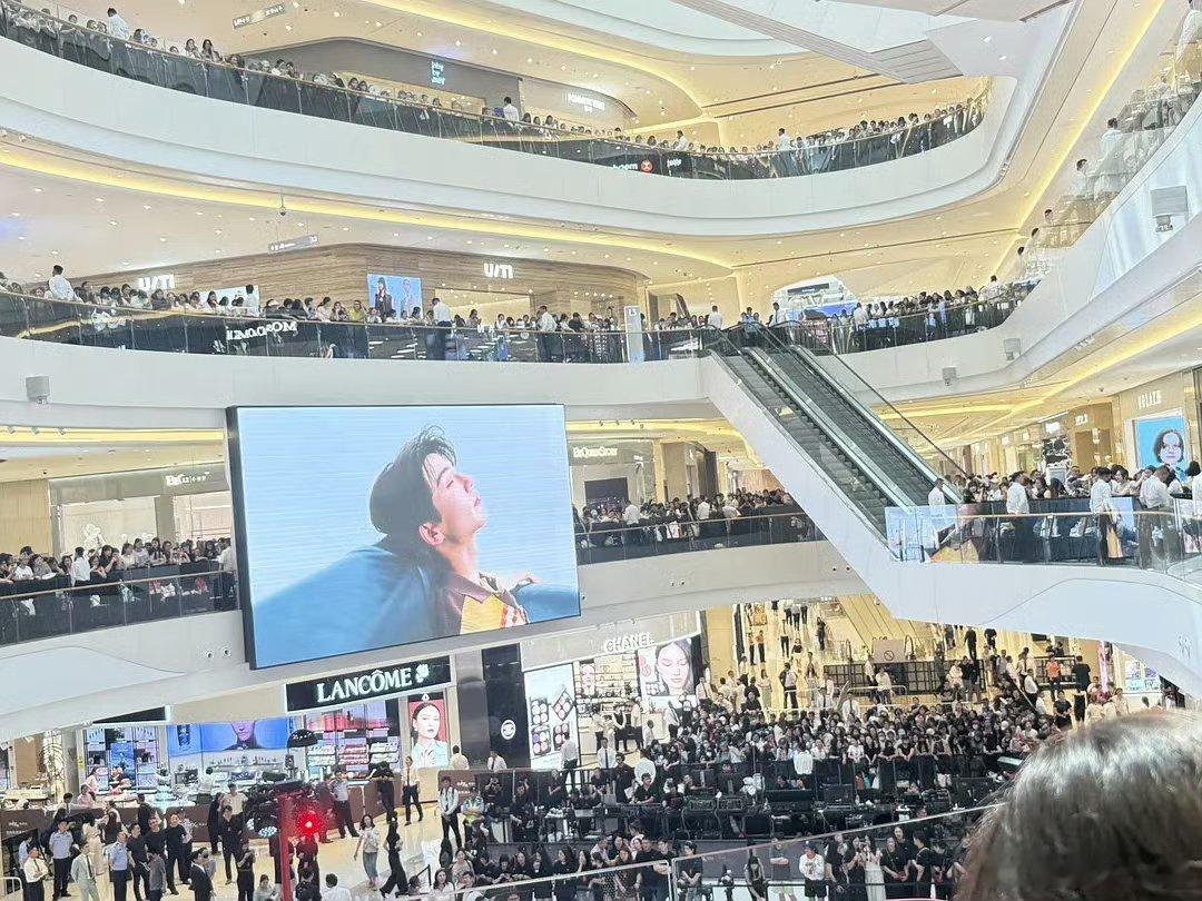 张凌赫线下活动场场爆满张凌赫线下活动听取哇声一片张凌赫线下活动场场爆满，实火，[