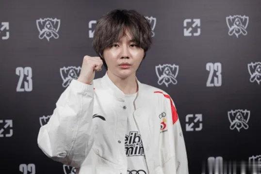 小虎打左手这么起劲，打个欧洲中单这么困难呢轻松：享受比赛，没有自信就会变成胆小鬼