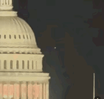 好，美国上空出现大量不明飞行物！吓得失魂落魄的美国人拿枪向着无人机开火，明明打中