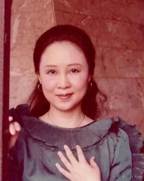 诉衷情·悼琼瑶
文/无冕诗人

1
琼瑶梦影入心田，昔日忆华年。书中爱恨多少，伴