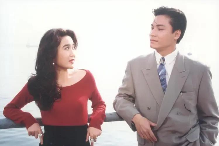 你看过90年代的经典港剧《火玫瑰》么？
欧阳海潮（温碧霞）自幼生活在育幼院，踏入