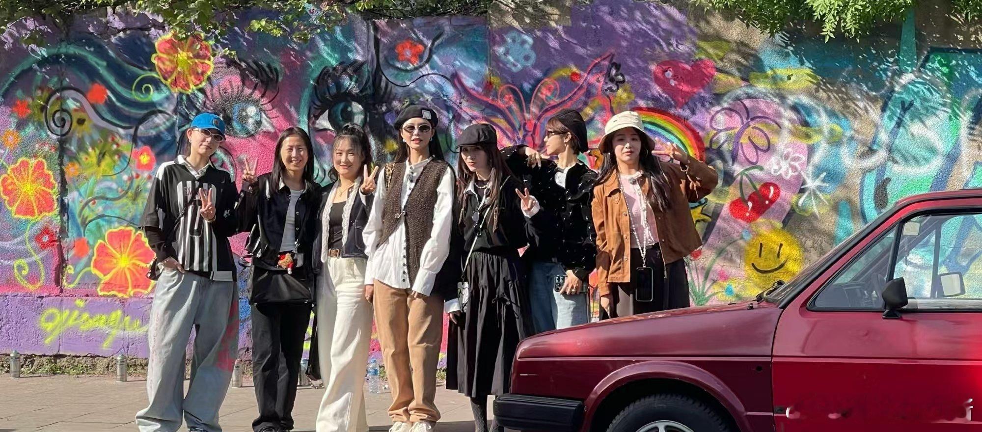 天呐！小碗团综终于官宣！李斯丹妮、沈梦辰她们的团综肯定超有梗，期待值爆表！姐妹不