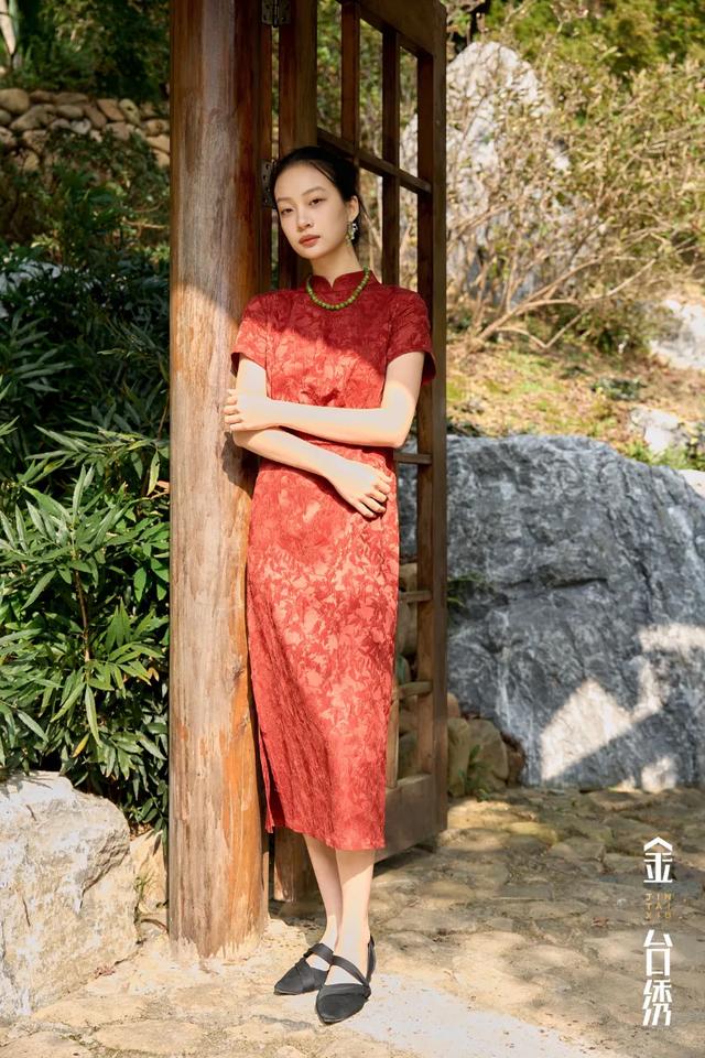 酿夏成歌
轻盈垂感，步履生风
丝缕如诗，织就永恒
连衣裙