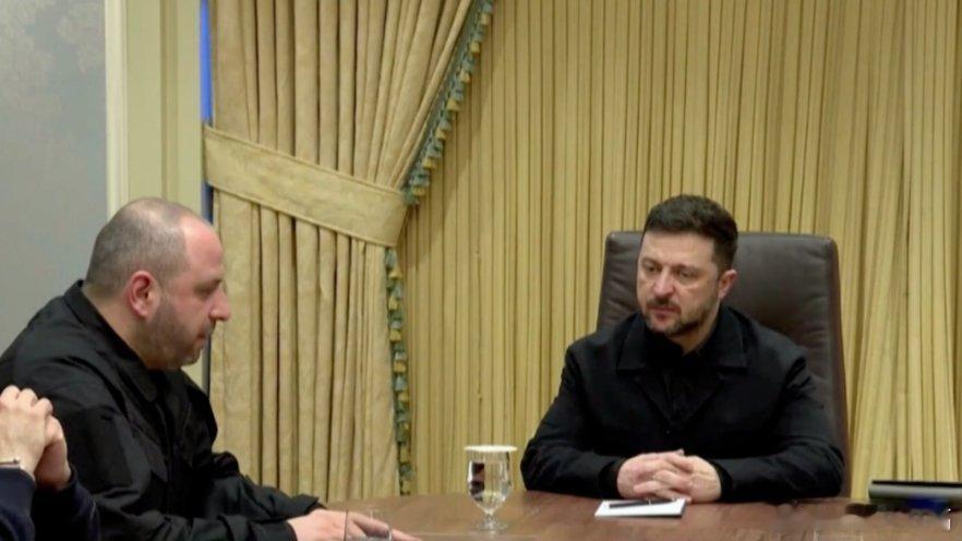 凤凰新闻【乌官员透露：泽连斯基或以辞职换取和平计划的签署】据凤凰卫视报道，乌克兰