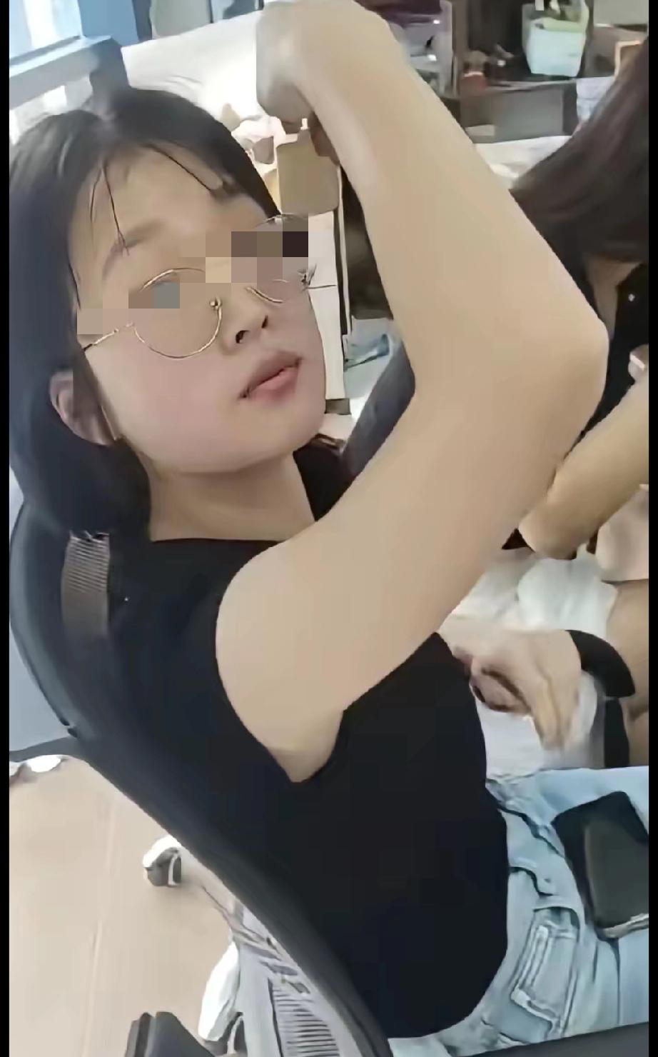 这种事儿看多了，真觉得心里堵得慌。

外卖小哥手里攥着几个快超时的单子，低声下气