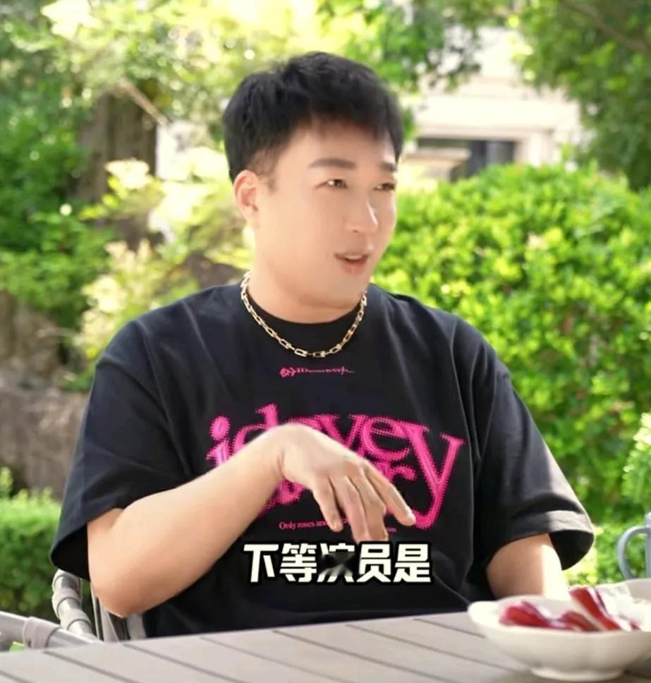 于正把演员分为上中下三等。
上等演员入戏快，出戏也快。
中等演员入戏快出戏慢。
