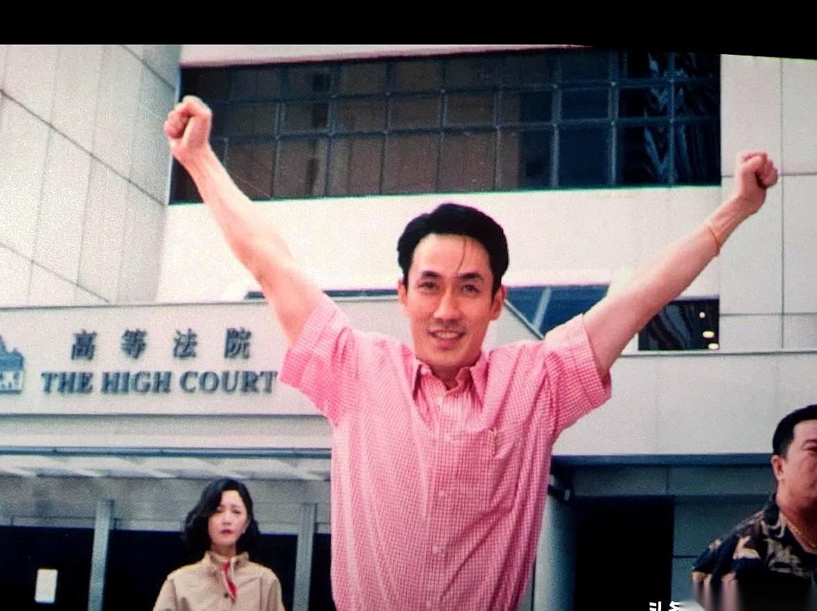 说白了，有些东西是演不出来的，尤其是那种在鬼门关跳过舞的人，眼神里的东西。
那张