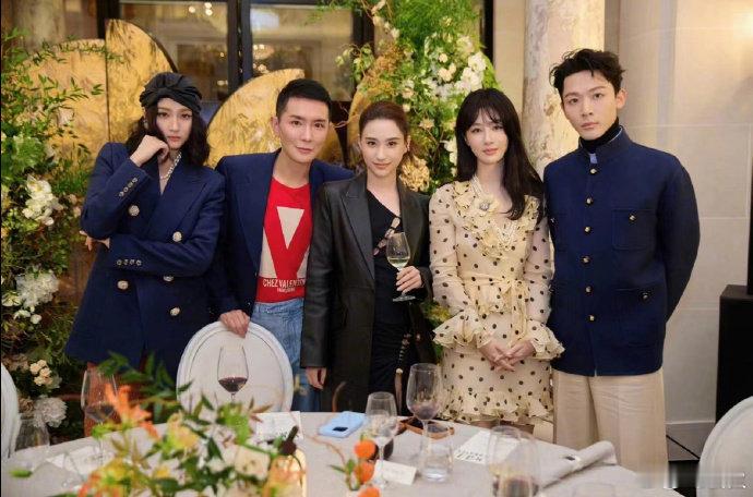 #杨紫披的外套是张晚意的# 杨紫张晚意一同参加时尚活动，期间张晚意把自己的外套借