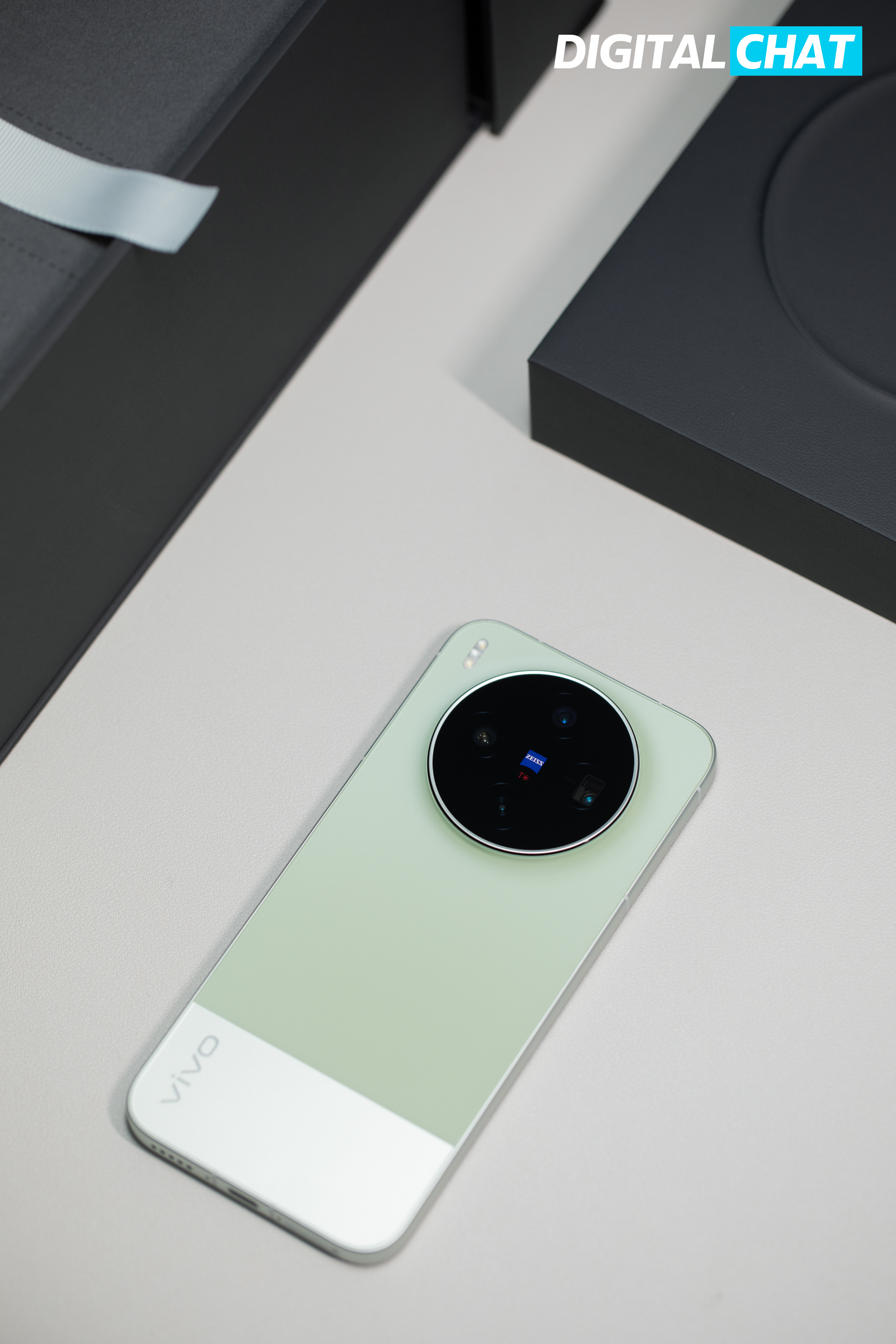 X300s这个「胶片绿」和春天太搭了，拿上口红200增距镜更容易出片vivo X