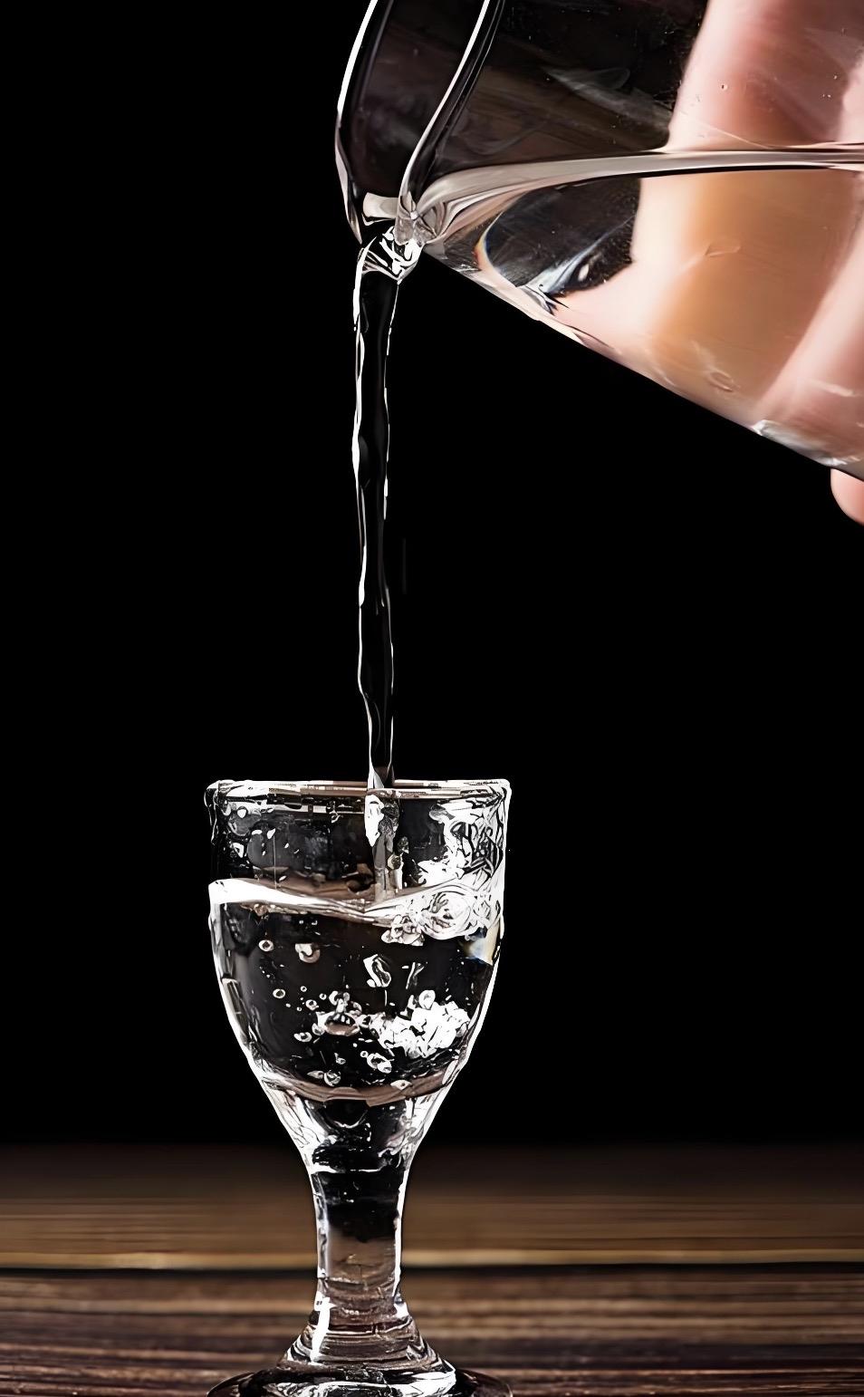 上联“美酒千杯为君醉”，我对下联“清茶一壶伴伊狂”，这联很妙！上联尽显酒中豪情与