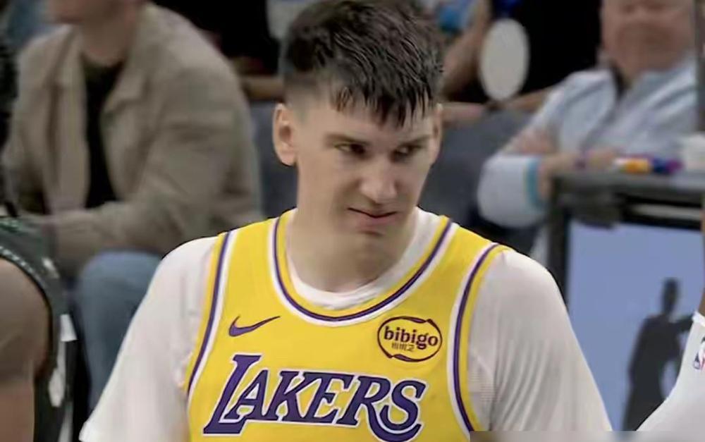 里夫斯连着三场炸场，绝杀球一出手，全场都安静了。
拉拉维亚单节10中11，投得比