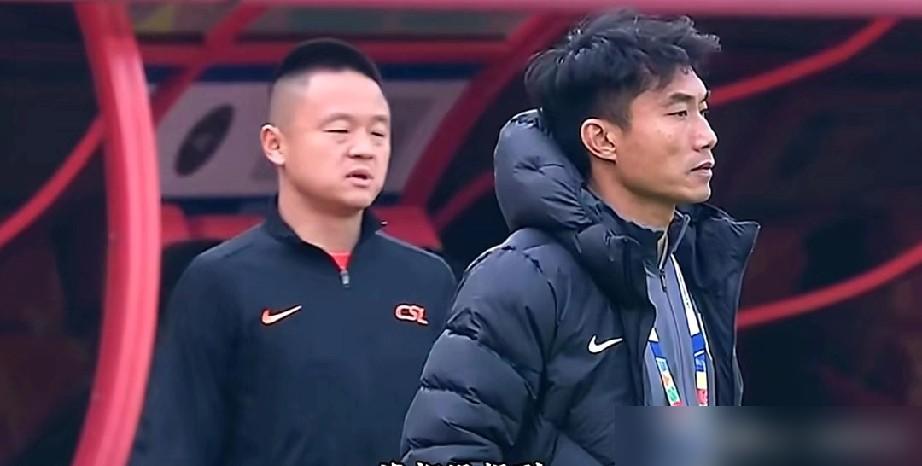 郑智带队的青岛西海岸，中超开局直接摔了个大马趴！
 
前两轮客场全败，0-2输浙