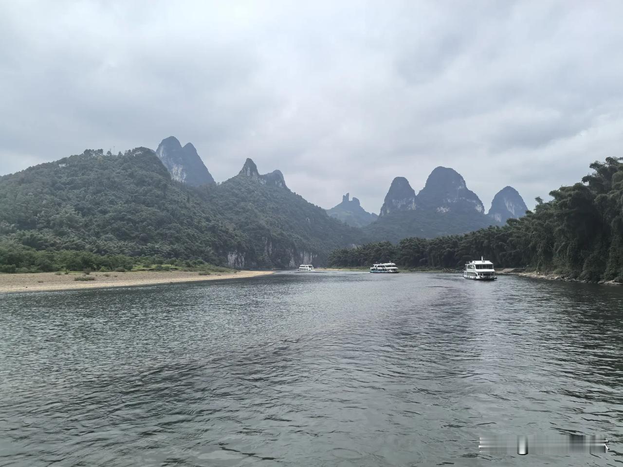 七律·阳朔山水尽画卷
阳朔山川入画章，
百里漓水展画廊。
翠嶂排空浮碧浪，
清波