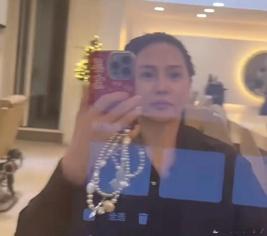 伊能静专程飞韩国剪头发，素颜脸垮馒化严重，为保养相当舍得花钱！ 